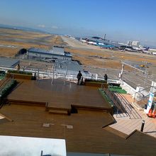 展望エリアから見る飛行機