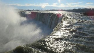 間近に見るカナダ滝の落ち口に圧巻！！