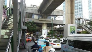 サイアムパラゴンやセントラルワールドなどのあるバンコク１の目抜き通り。