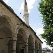 サラエボの旧市街地にある大きなモスク