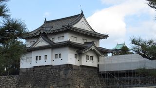 大手門の隣にある優美な櫓。