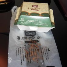 持ち帰り容器には、紹介された記事が。