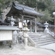 急峻な山を背にした神社