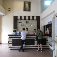 フロントと広いロビ−