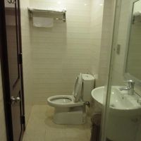 狭くはないのですが、シャワ−を浴びると床は当然濡れますね