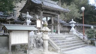 急峻な山を背にした神社