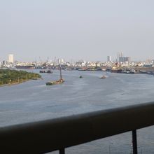 エム・バーからサイゴン川を望む