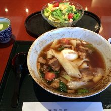 えびとブロッコリーのサラダ（ハーフ）と牛バラ煮込み平平うどん