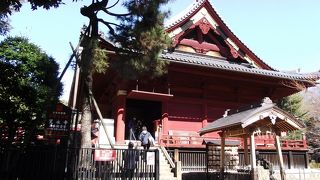 舞台の正面に不忍池辯天堂が見えます