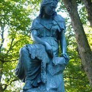 エストニア神話の女王リンダの像