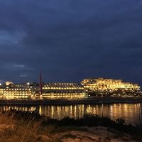 夜になるとライトアップされて豪華に見えます。