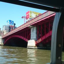 赤い橋の下をくぐる