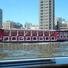 水上バスとすれ違う