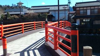 宗祇水近くの赤い橋