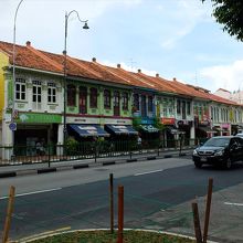 ジョー・チアット・ロードとの交差点周辺が観光対象。