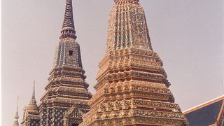 きらびやかな寺院です