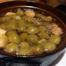 オリーブとにんにくのアヒージョ