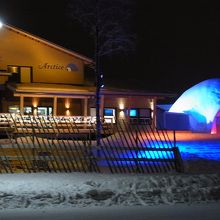 右が期間限定の雪と氷のかまくらホテル