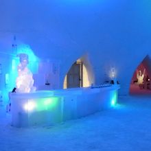 雪と氷のホテル内アイスバー