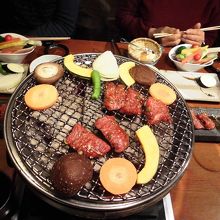 自分で焼きながら食べます