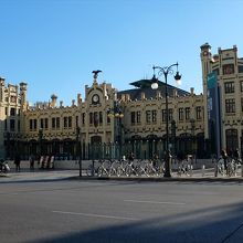 昼に見たノルド駅全景。近寄って見てみると…、