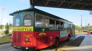 赤いシャトルバス