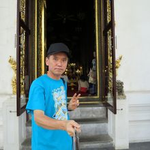 本堂の入口にて