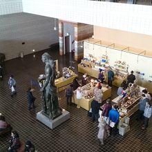 2階から、特別展の売店が賑わうロビーを見下ろす。