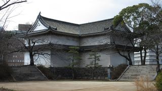 L字型の二層式櫓。