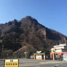 駅前からは鼻曲りとザンゲ岩が見えます 