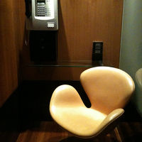 公衆電話の椅子
