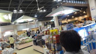 鍾乳洞の出口が物産館