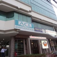 1階には日本料理屋「だるま」が入っています