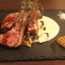 今回も「仔羊肉のロースト」を注文しました。