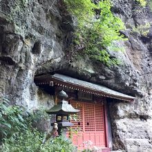 岩壁と建物が一体化しています