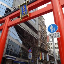 起点である三ノ宮中央通りの鳥居。