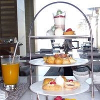 アフタヌーンティーに出てくるメイン　ムリアガールをバックに