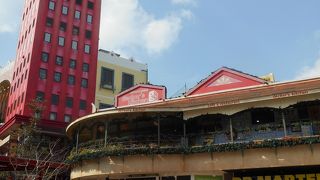 アメリカンな雰囲気を感じるショッピング街