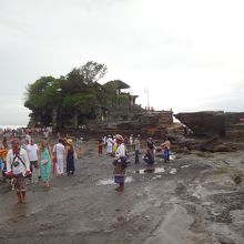 海岸を歩いて寺院へ