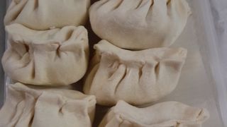 形も焼き方も普通の餃子とは違います