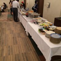 朝食のバイキング