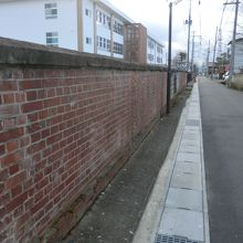 北側のレンガ塀です。