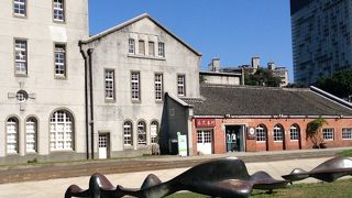 古い建物と現代モダンの雰囲気がおしゃれな場所です