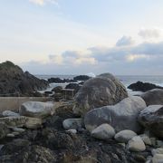 文字通りの海岸の海の中にある温泉