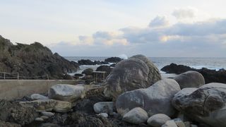 文字通りの海岸の海の中にある温泉