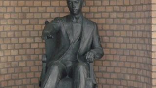 北浜の光世証券にある若き日の五代友厚像！