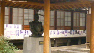 「坂の上の雲」の主人公の秋山兄弟の生誕地です