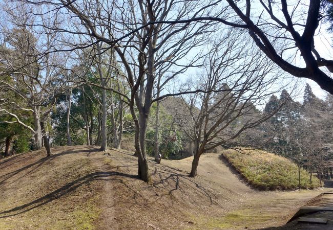 隣の埋蔵文化財調査センターに石室と装飾壁画のレプリカがあります