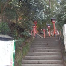 神社への登り階段、川の上流に向かって左です、行きすぎ注意して