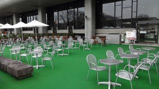 東京文化会館併設のオープンカフェ